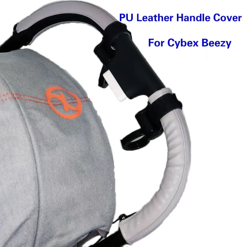 Funda puesta sobre el mango del cochecito Cybex Beezy en color negro
