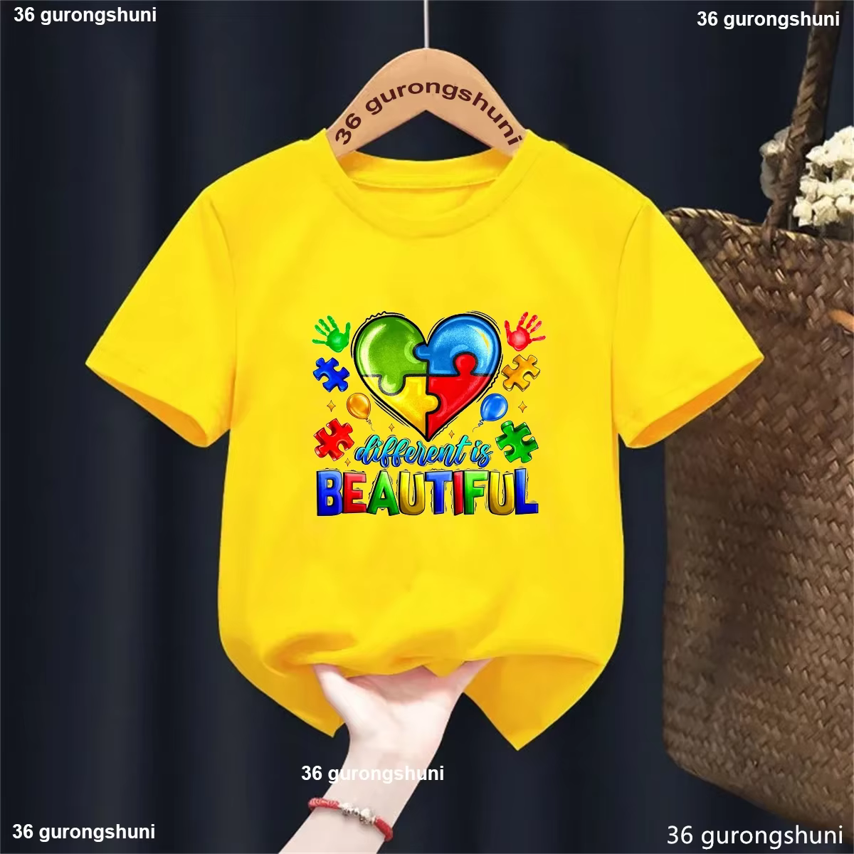 Camiseta infantil para autismo con globos de amor y diseño urbano