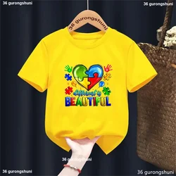 Camiseta infantil para autismo con globos de amor y diseño urbano