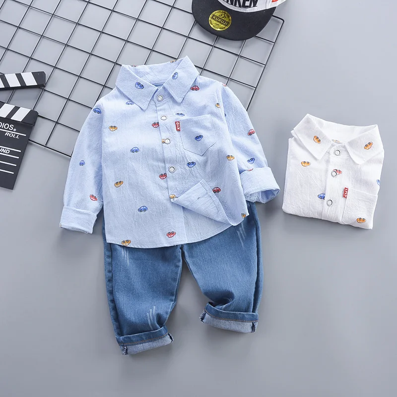 Detalle de la camisa del traje infantil