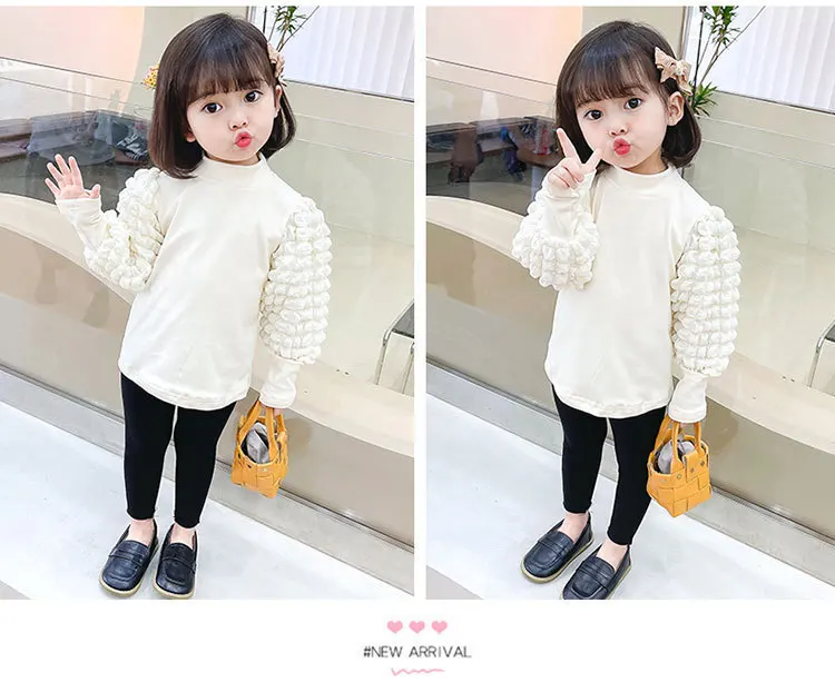 Camiseta para niñas combinada con ropa exterior
