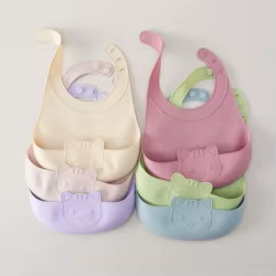 Babero de silicona impermeable con bolsillo y diseño de gato