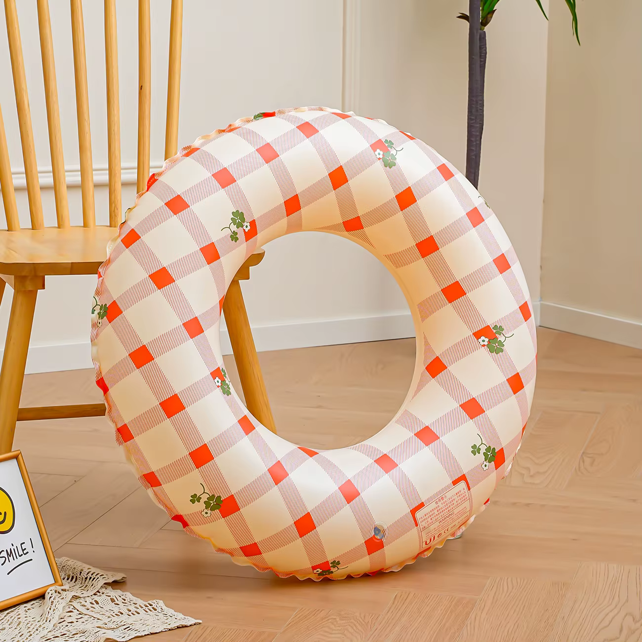 Flotador inflable de flores a cuadros para piscina y playa - imagen 3