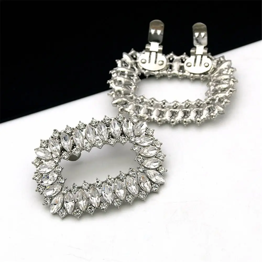 Detalle del diseño con diamantes de imitación