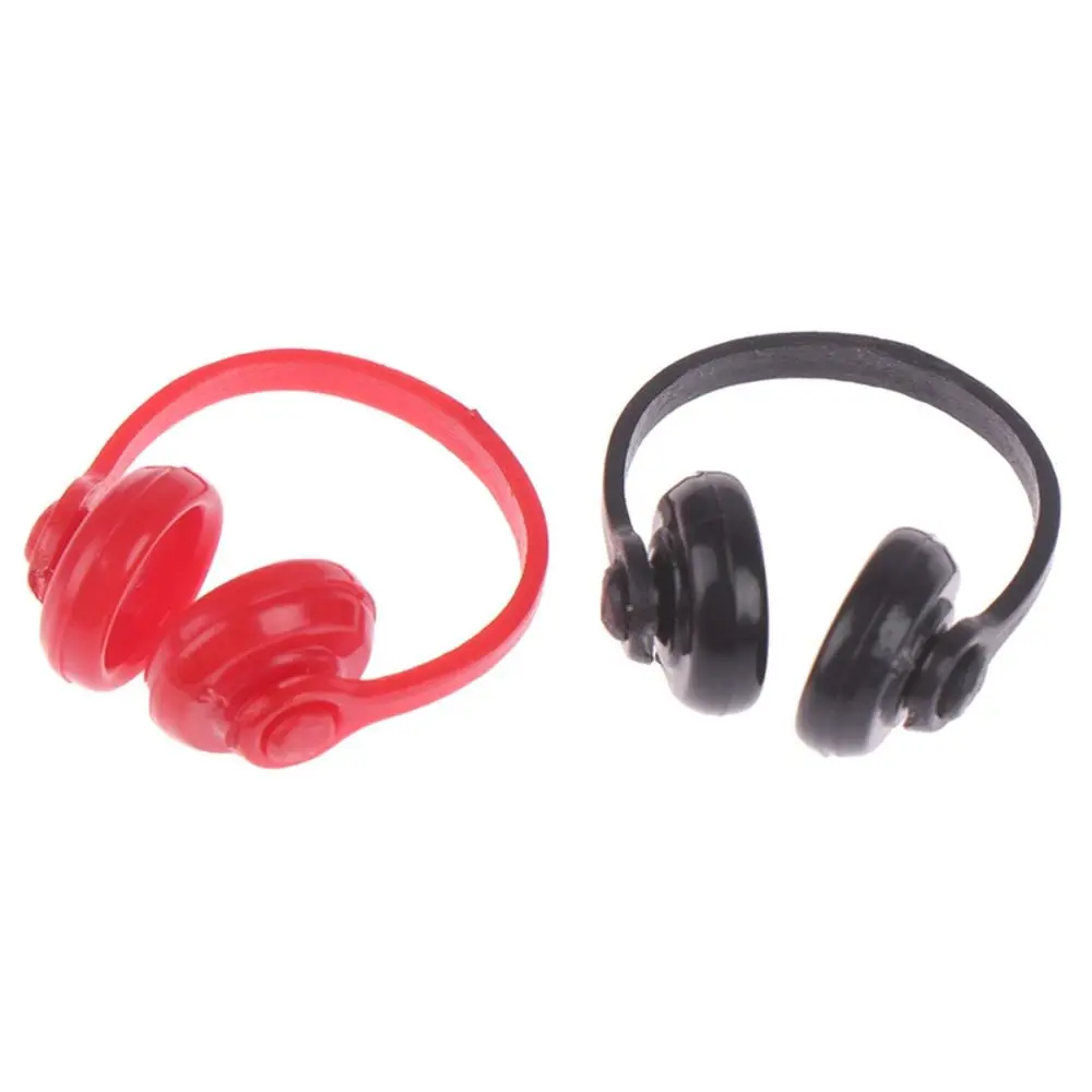 Auriculares en miniatura como parte de una escena de casa de muñecas