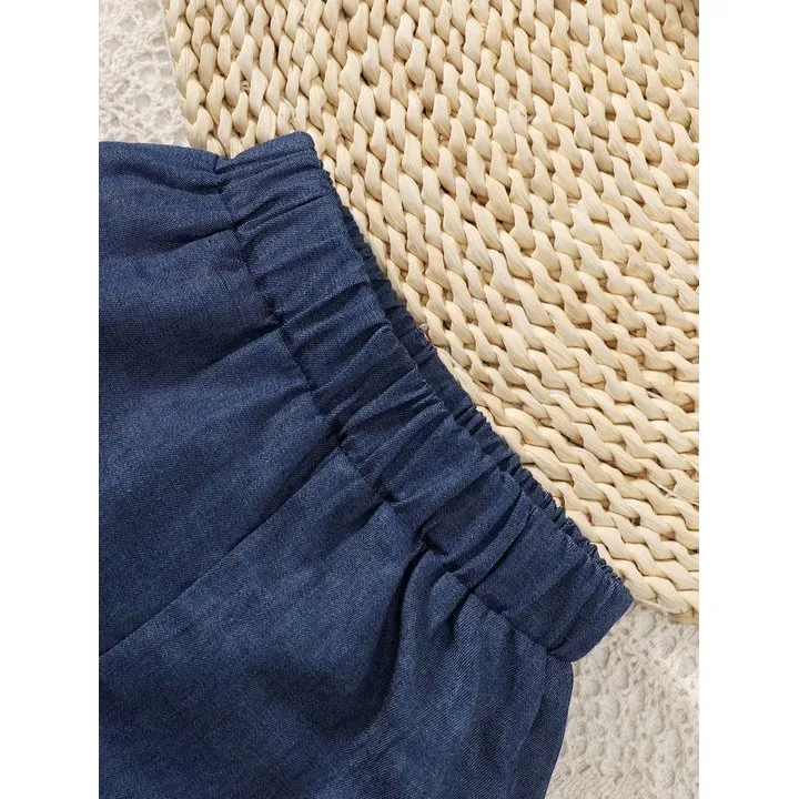 Modelo infantil lleva el conjunto
