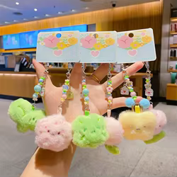 Llavero de peluche con letras y flores – tierno, original
