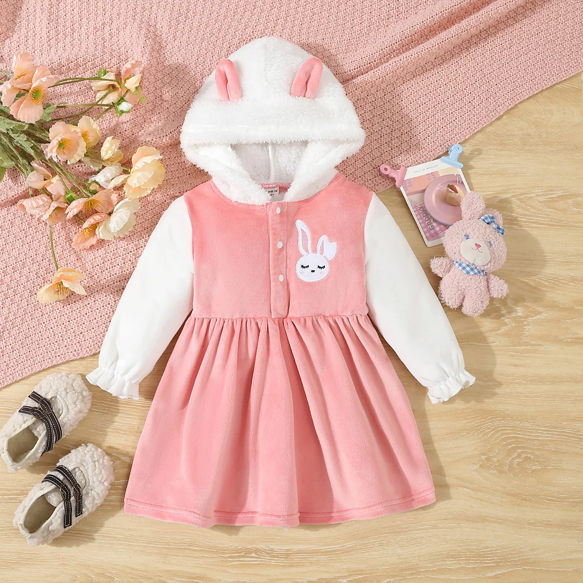 Vista frontal del vestido de felpa con capucha de conejo para niñas