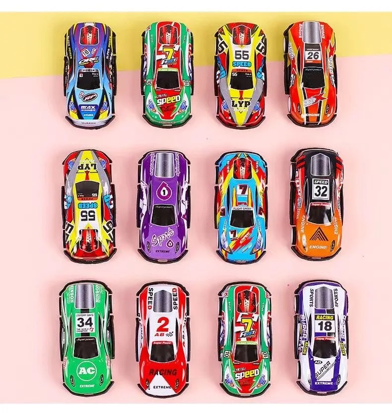Mano infantil sosteniendo un coche