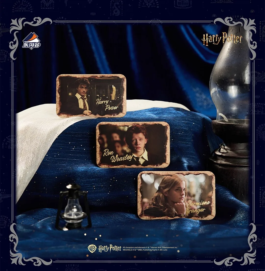 Detalle de la insignia y el estilo temático de la serie