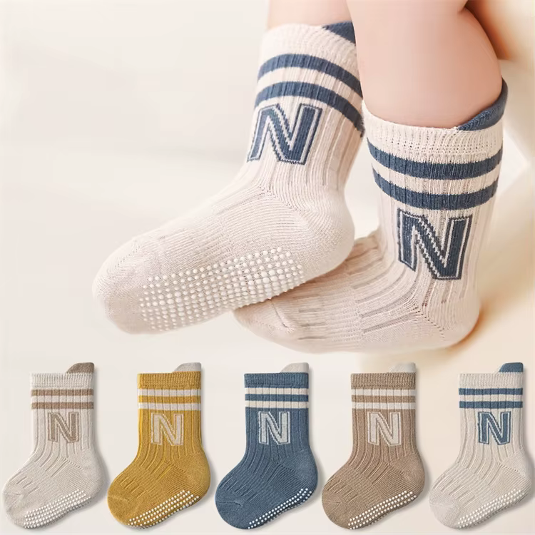 Detalle de talla y ajuste para bebé y niño