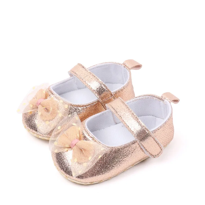Zapatos planos para recién nacidos en acabado plata