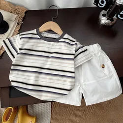 Conjunto de verano para niño: camiseta a rayas y pantalón corto blanco