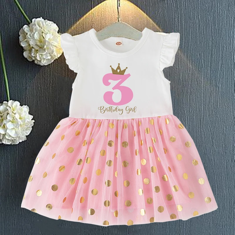 Niña pequeña usando el vestido en entorno festivo