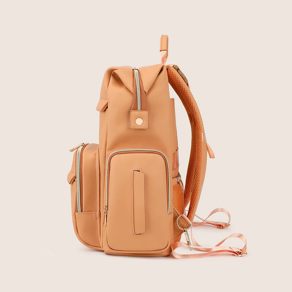 Mochila pañalera minimalista beige claro con bolsillos exteriores - imagen 5