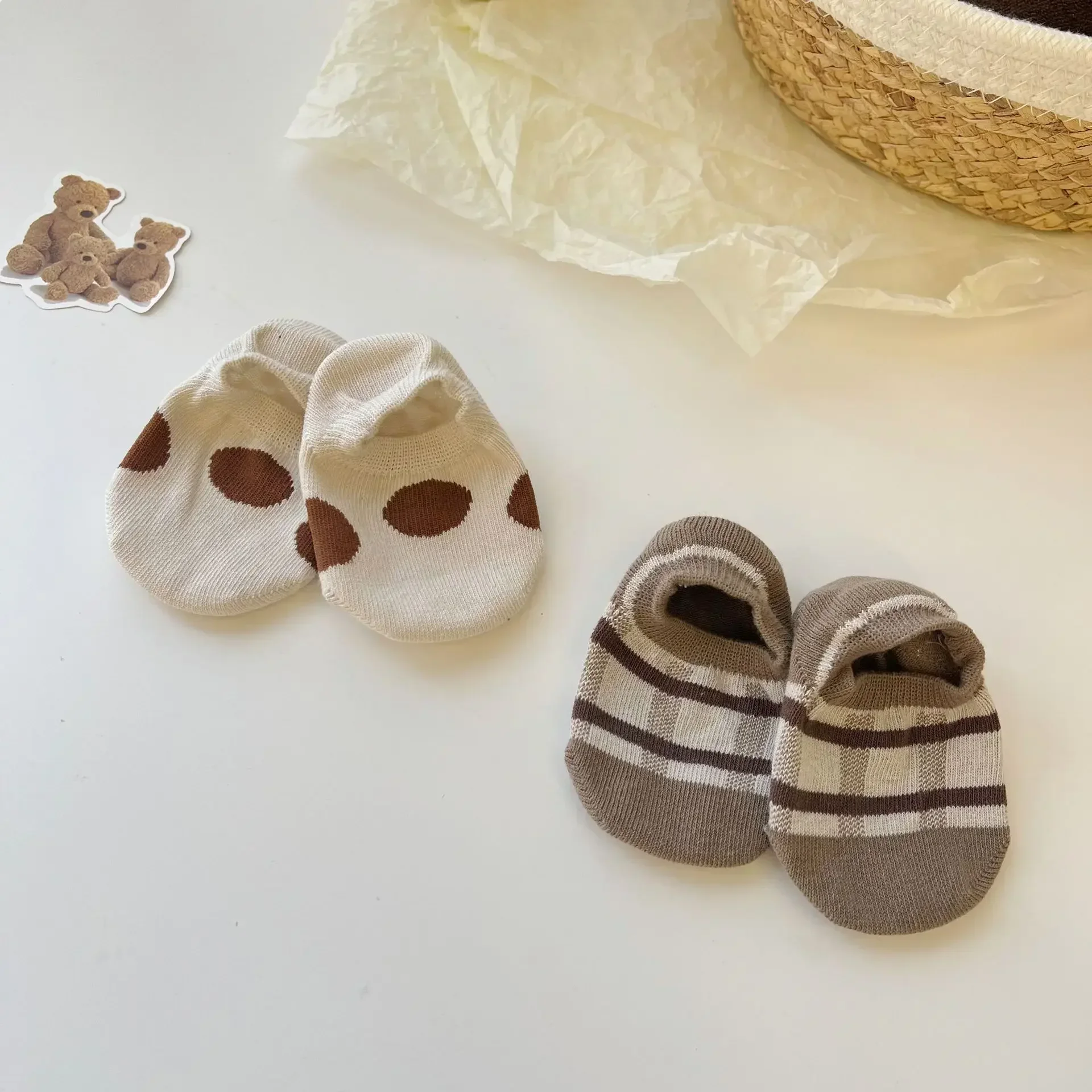 Calcetines antideslizantes con oso café para niño - imagen 2
