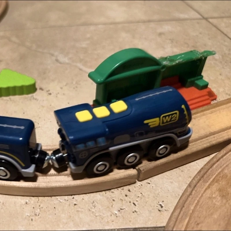Tren eléctrico para niños con vías de madera y conectores magnéticos