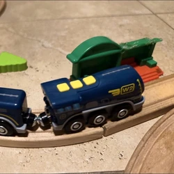Tren eléctrico para niños con vías de madera y conectores magnéticos