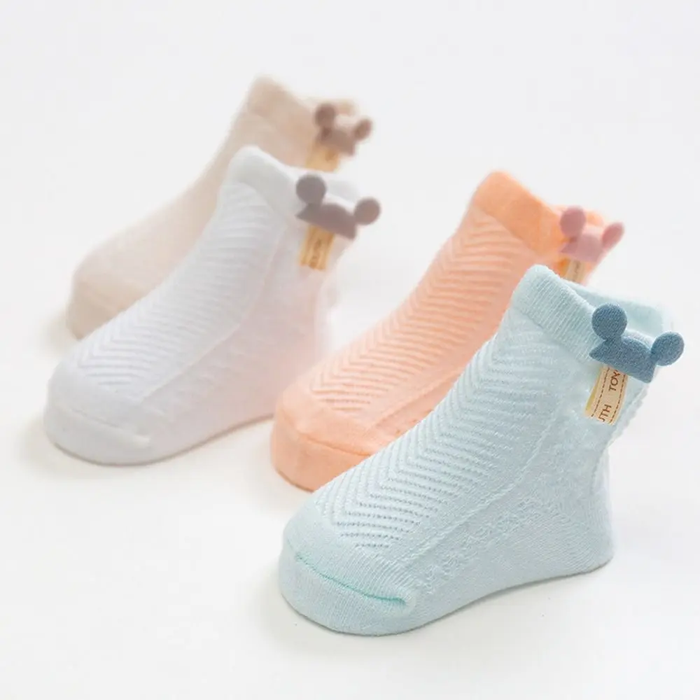 Calcetines de algodón blanco con tejido de malla suave