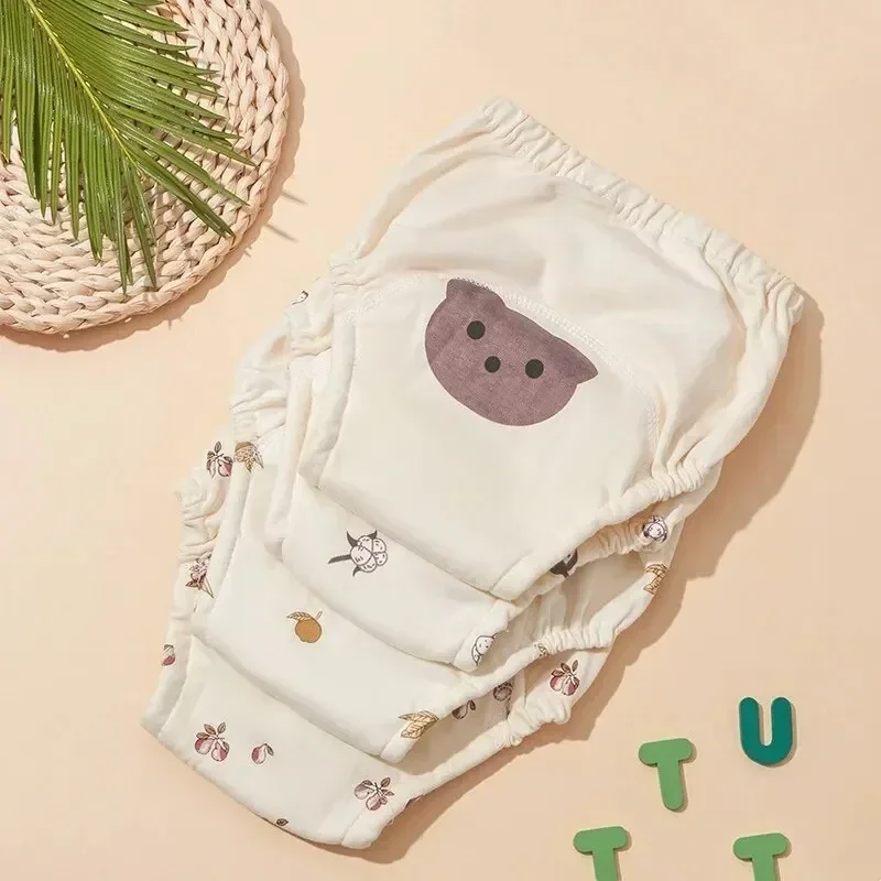 Pantalones puestos en un bebé de ejemplo
