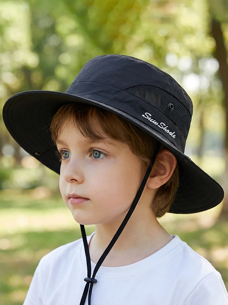 Detalle del agujero para coleta en gorra infantil