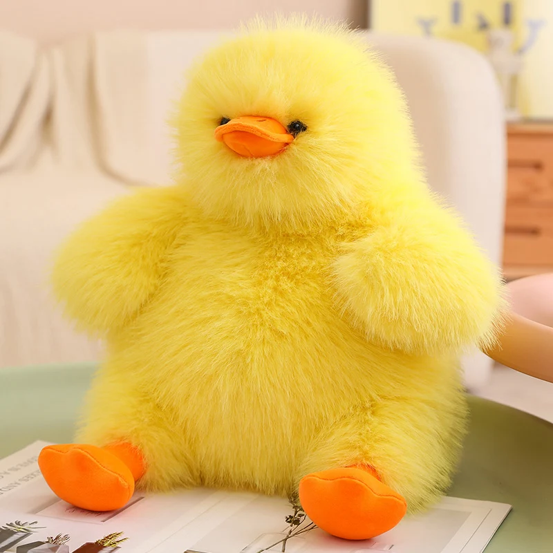 Detalle de pato amarillo pequeño en posición sentado