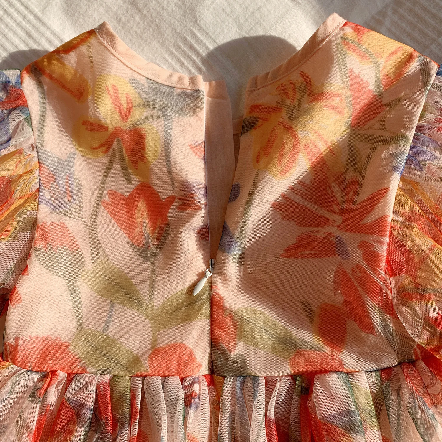 Vestido de verano de malla para niñas con flores y mangas abullonadas - imagen 4