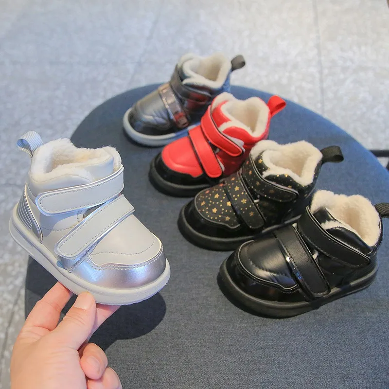 Botas infantiles con cierre de velcro y detalle de forro interior