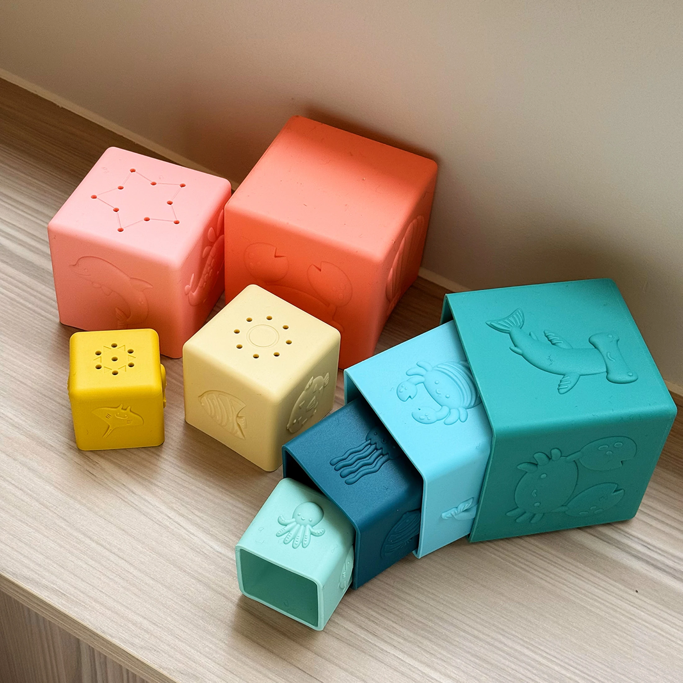 Juguete de baño Montessori con tazas apilables siliconadas sensorial - imagen 4