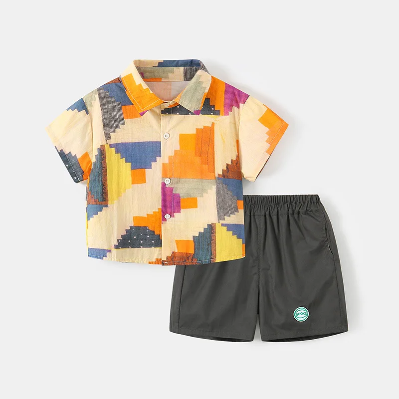 Detalle del conjunto infantil con colores neutros
