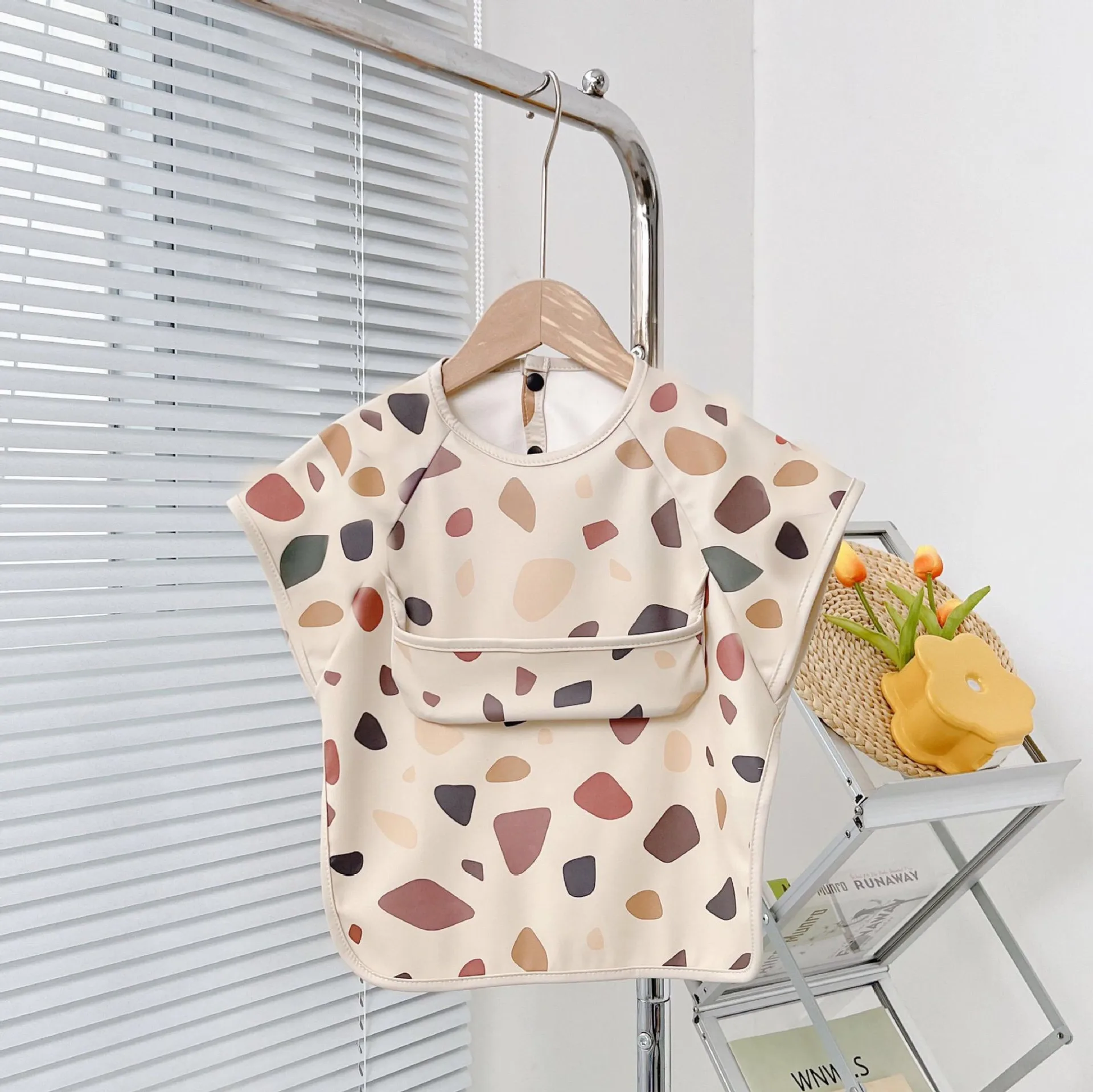 Babero impermeable tipo bata con estampado infantil para bebé - imagen 3