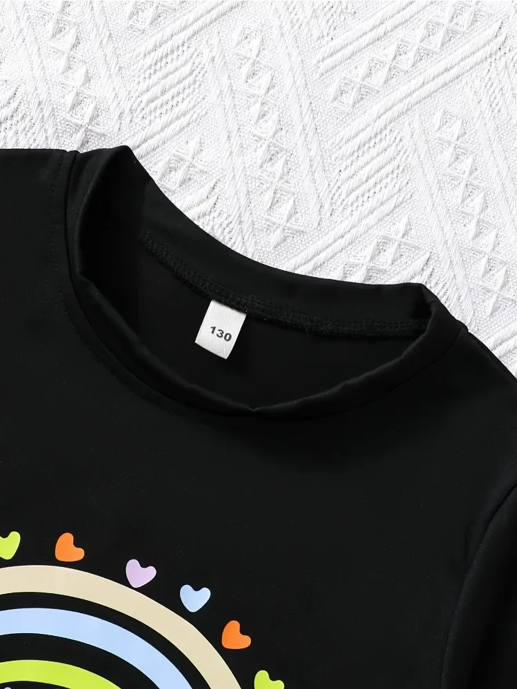 Camiseta de verano para niña en negro con estampado corazón y arcoíris - imagen 4