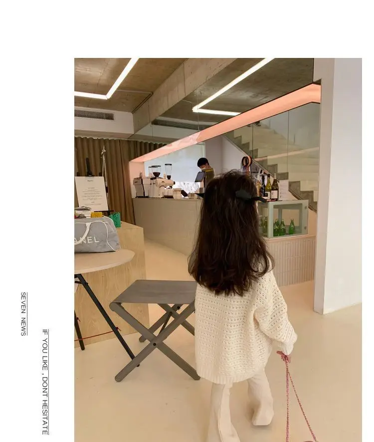 Niña usando los leggings con camiseta