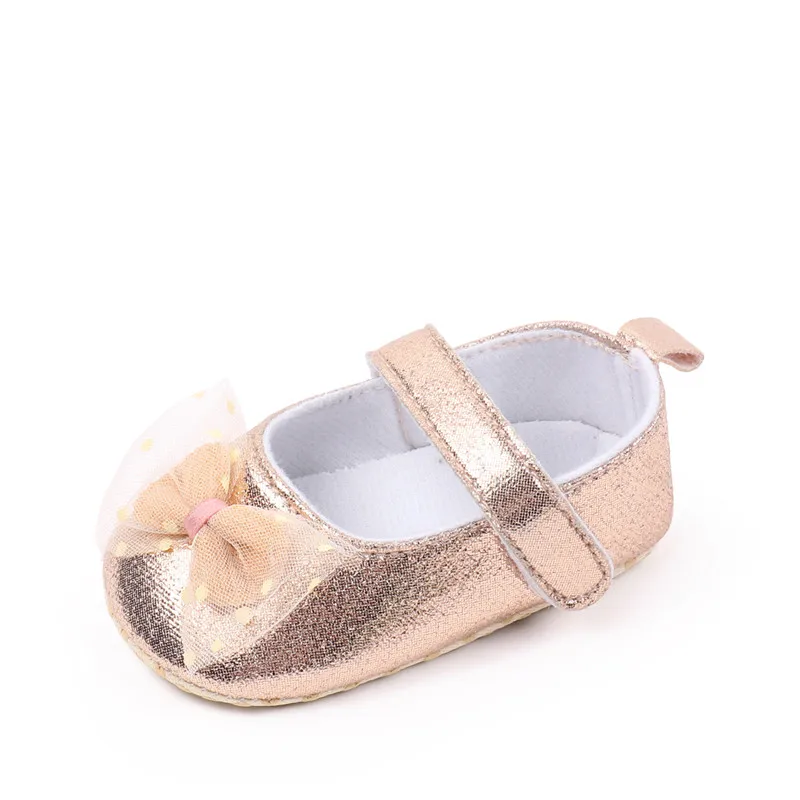 Zapatos de princesa con lazo en color rosa para bebé
