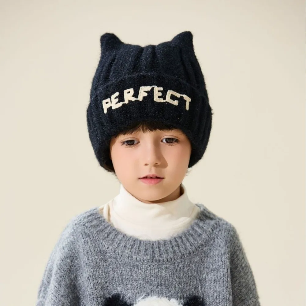 Vista lateral del gorro infantil