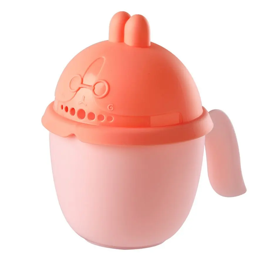 Taza para lavar el cabello de bebés y niños en baño con ducha