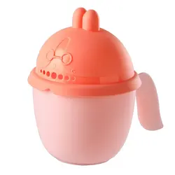 Taza para lavar el cabello de bebés y niños en baño con ducha