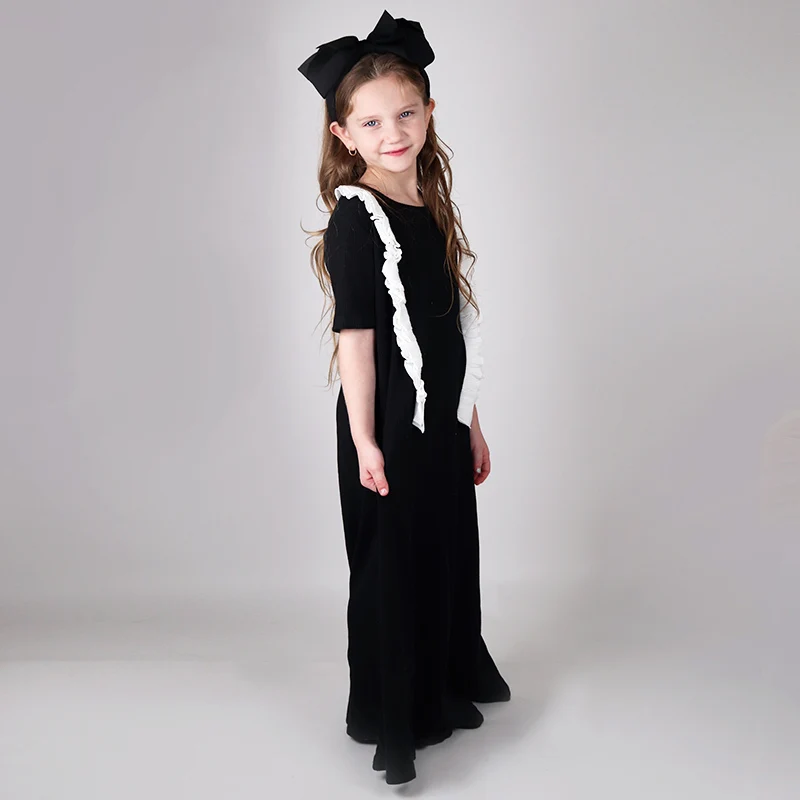 Vestido frontal mostrando detalle de volantes negros