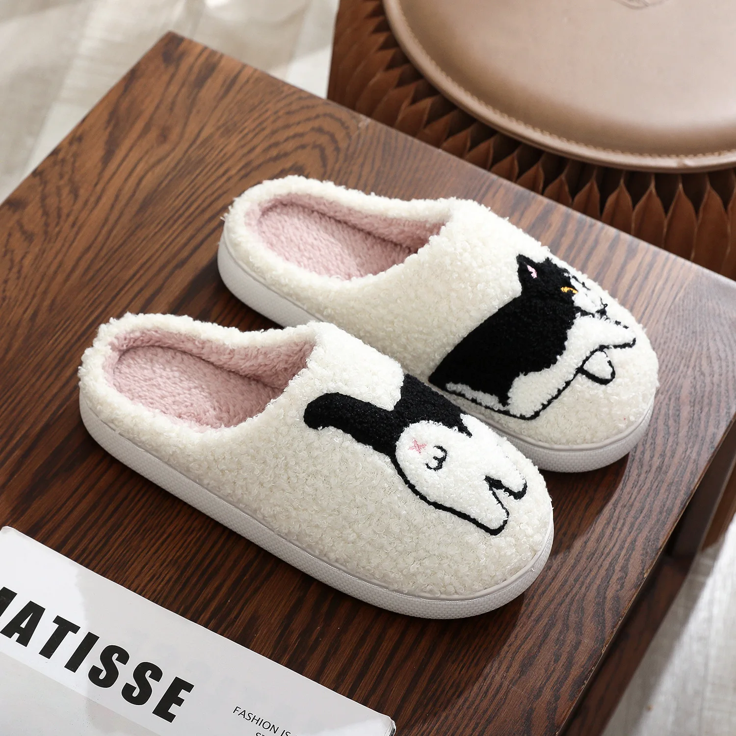 Pantuflas de casa peludas bordadas para invierno – unisex - imagen 4