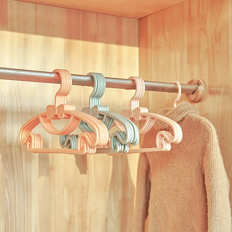 Percha de plástico para bebé – organizador portátil de ropa - imagen 5