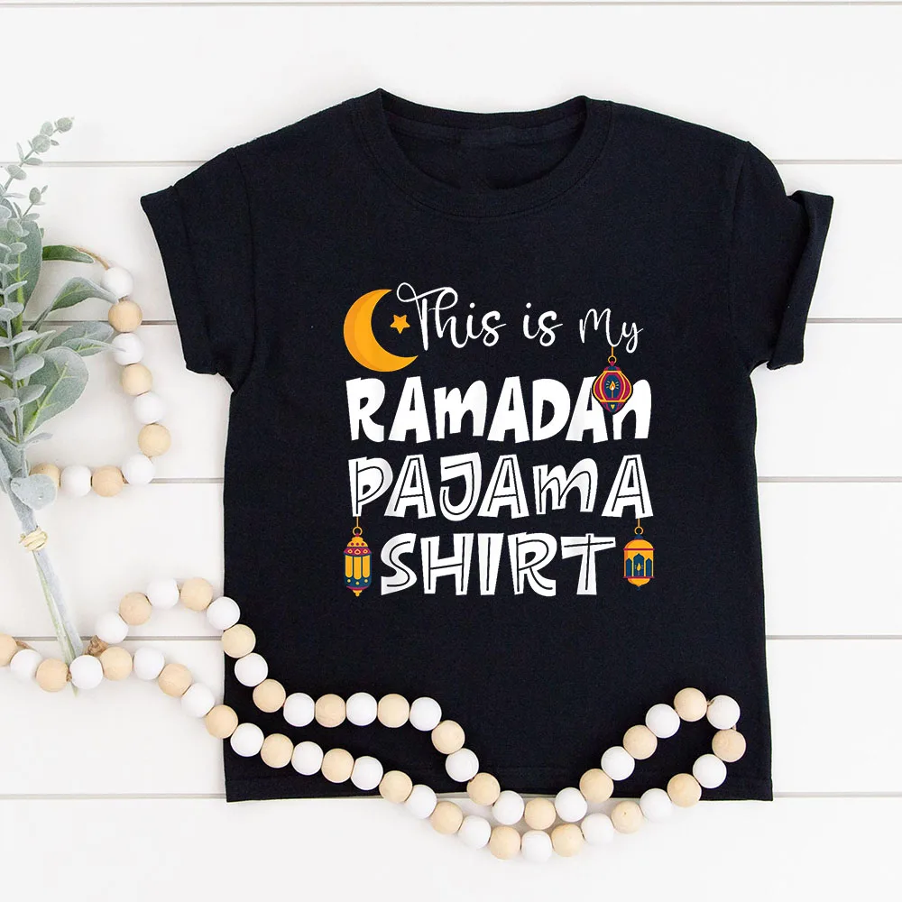 Detalle del diseño de camiseta infantil musulmana