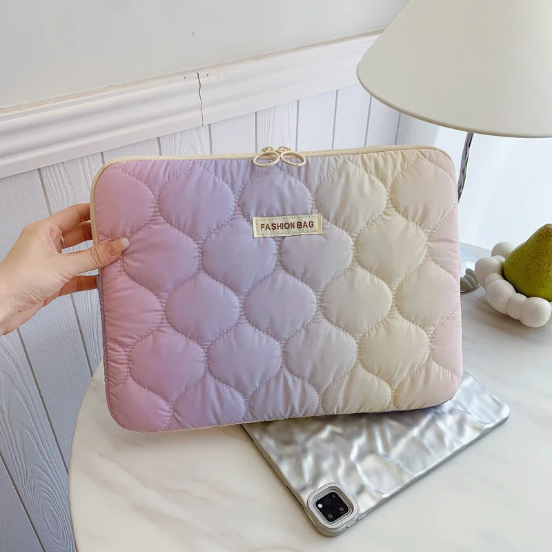 Funda negra abierta con interior acolchonado