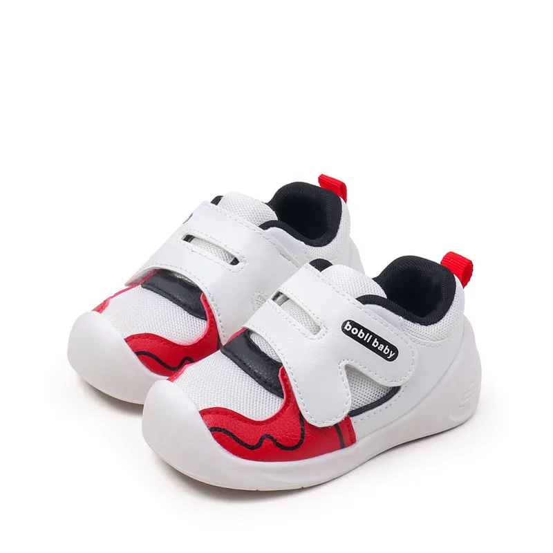 Niño pequeño usando las zapatillas al aire libre
