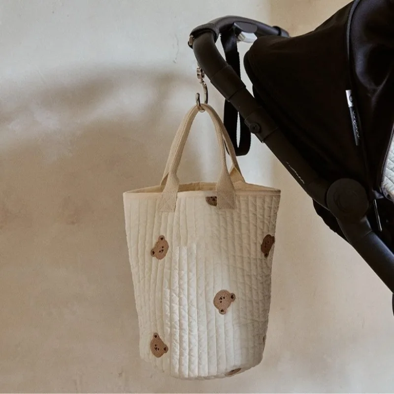 Bolsa de pañales bordada para bebé – Osito y conejito Floral