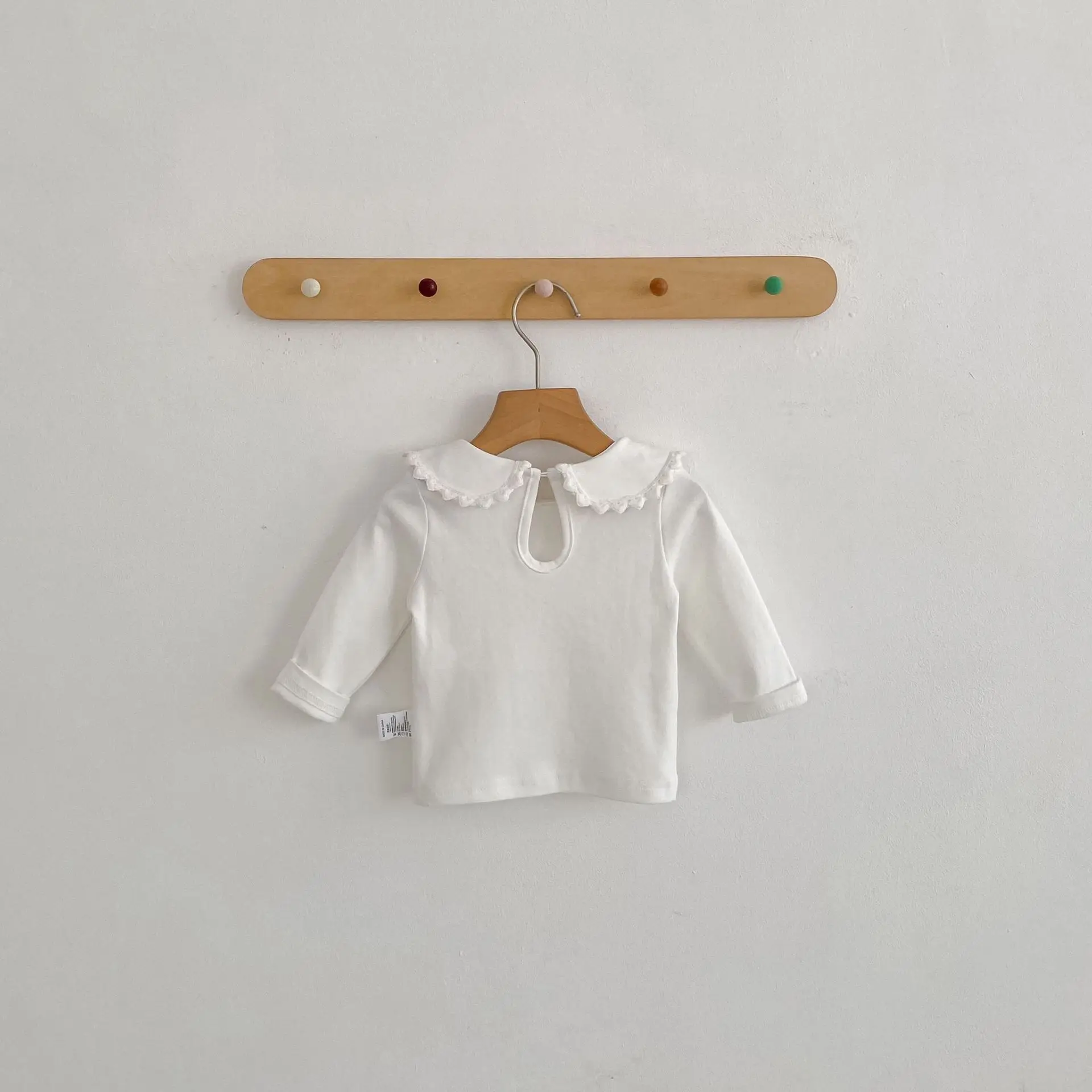 Detalle del cuello Peter Pan y caída de la blusa