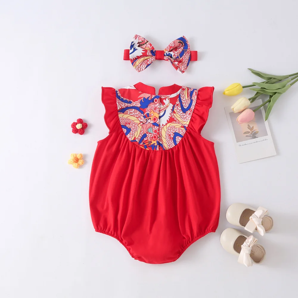 Detalle del lazo rojo y acabado del vestido sin mangas