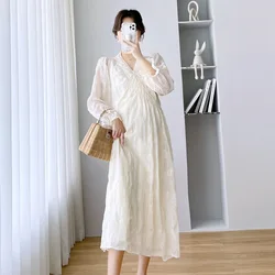 Vestido de maternidad para boda largo blanco con cuello en V