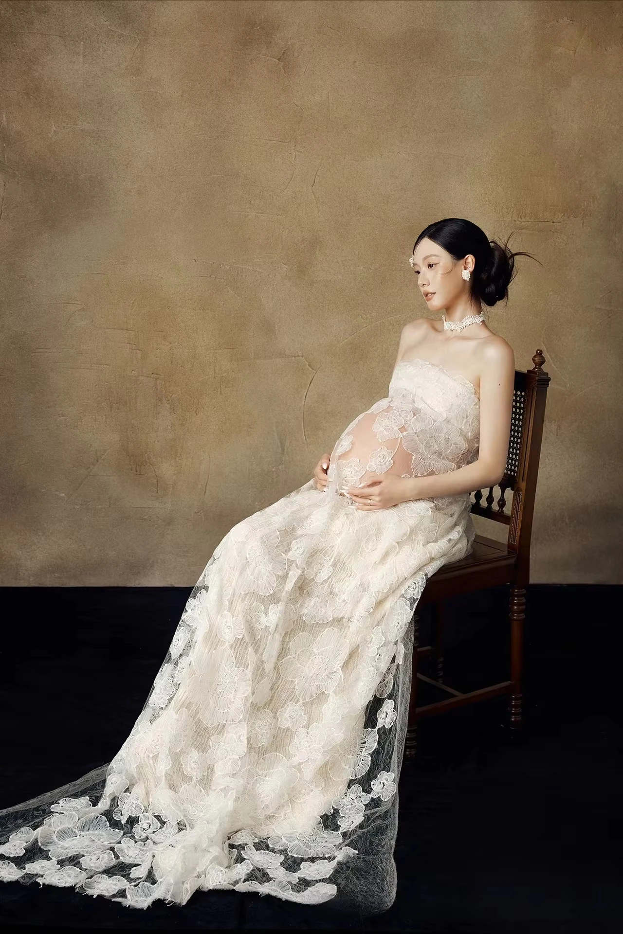 Vestido de maternidad blanco semitransparente con estampado floral - imagen 3