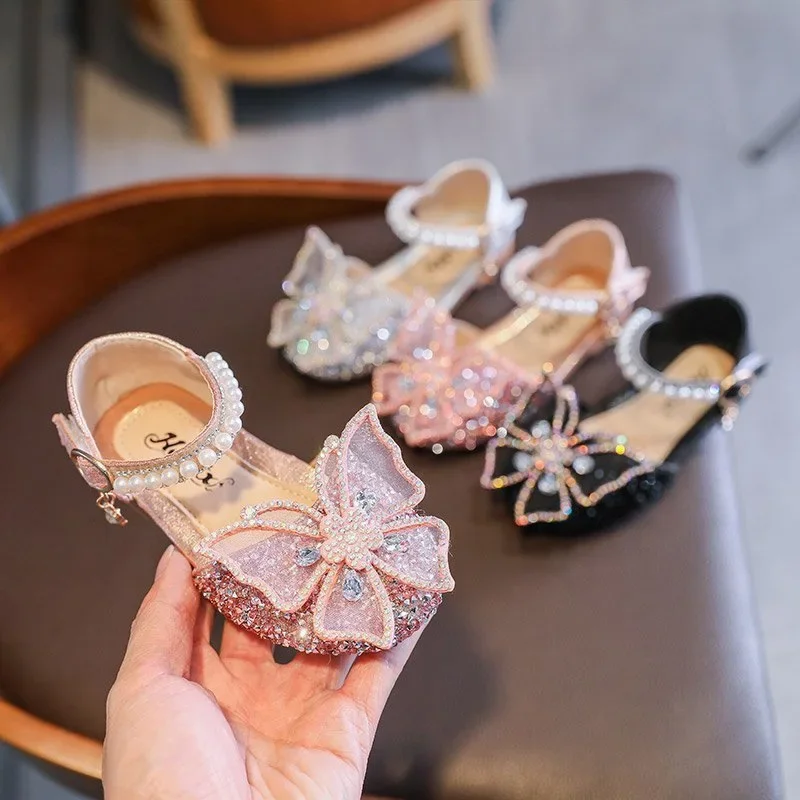 Detalle del lazo con diamantes de imitación y lentejuelas