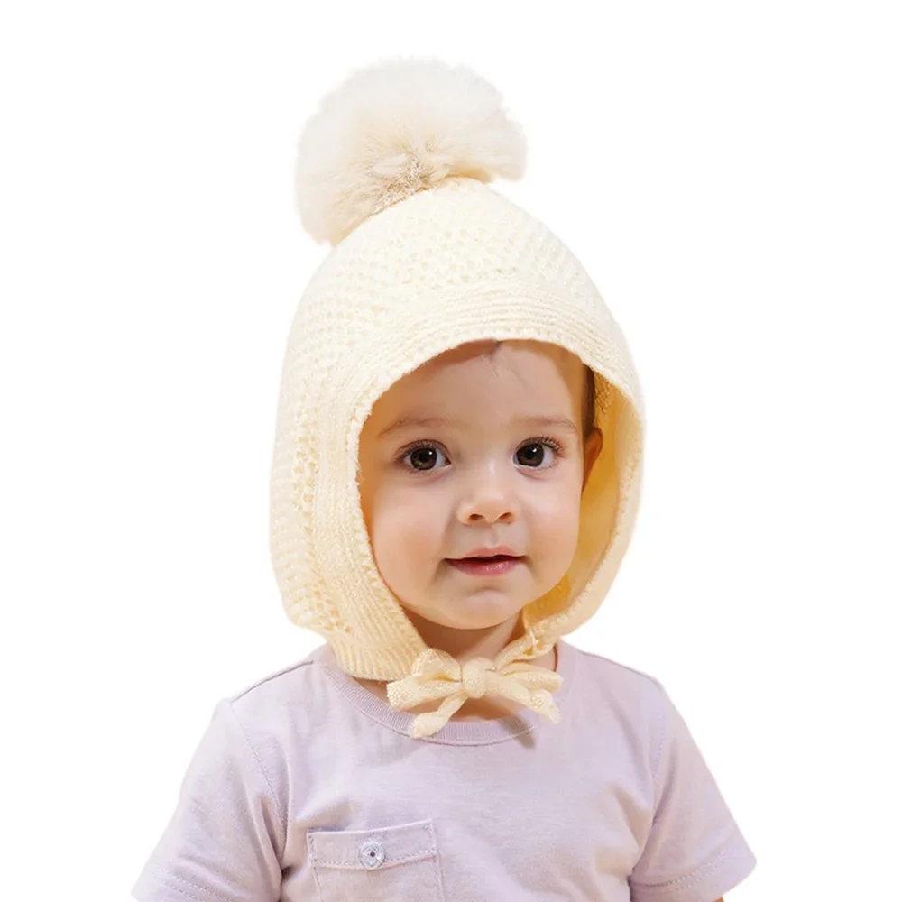 Vista frontal del gorro de invierno con protección completa para orejas